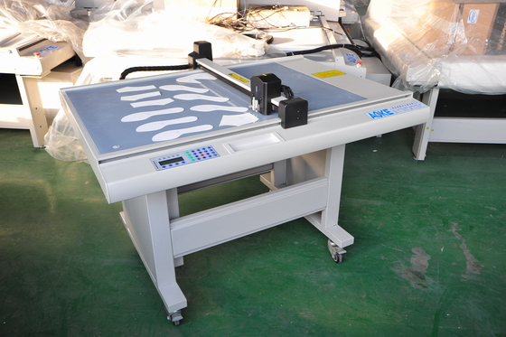 China Costume Cardboard PVC Craft Paper Pattern Cutter Automatic Feeder supplier