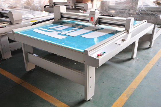 China Digital CAD CAM Sample Paper Pattern Cutter With Roll Feeder Contionous Cutting supplier
