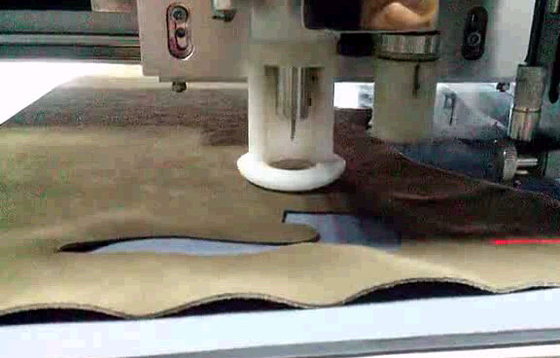 China Automated Leatherette PU Vegetable Tanned Bycast Leather CNC Cutting Machine supplier